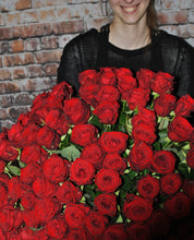 Laden Sie das Bild in den Galerie-Viewer, 101 Premium-Rosen Red Naomi (Rot) 