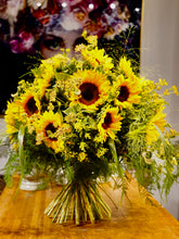 Laden Sie das Bild in den Galerie-Viewer, Eleganter Sonnenblumenstrauß